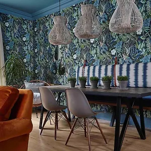 The Lark - High Style By The Baths Holiday home